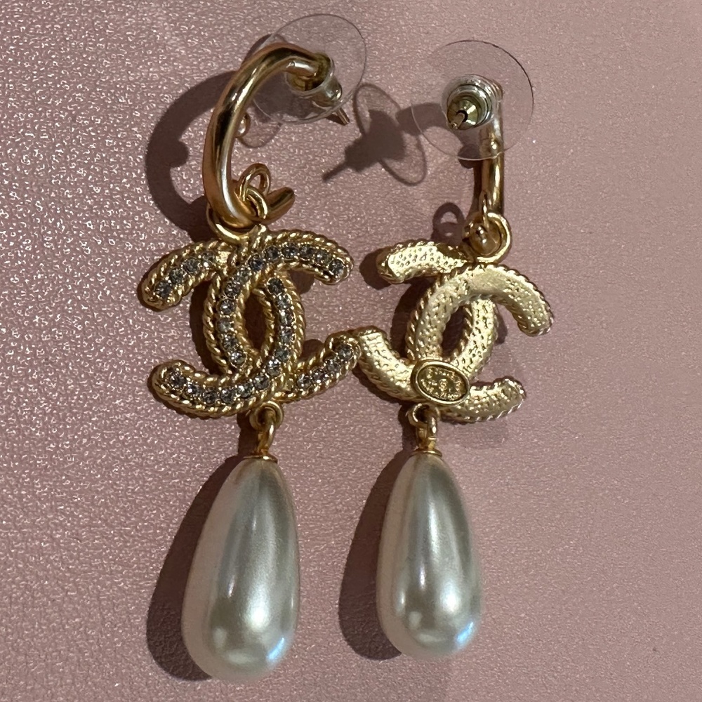 Authentic CC earrings Gold plated, imitation pearls